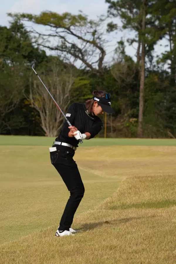 原英莉花のウェッジスイング（ラフ・後方）連続写真【2021年JLPGAツアーチャンピオンシップリコーカップ】