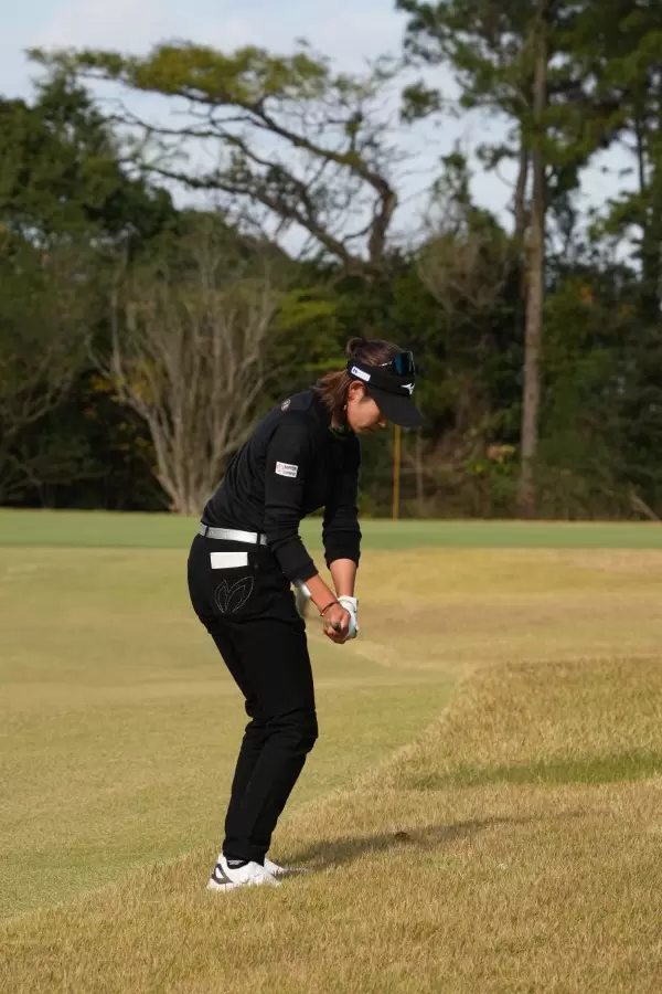 原英莉花のウェッジスイング（ラフ・後方）連続写真【2021年JLPGAツアーチャンピオンシップリコーカップ】