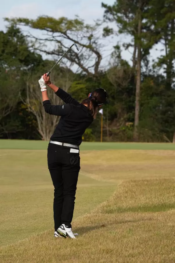 原英莉花のウェッジスイング（ラフ・後方）連続写真【2021年JLPGAツアーチャンピオンシップリコーカップ】