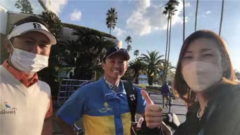 21年のカシオワールドで片岡大育プロの応援に。真ん中は初キャディの森智大クンです。