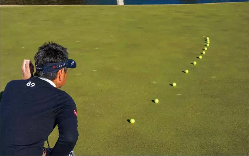 上りのラインは、球の勢いが弱くなるカップ周りで急激に曲がったりすることがある。傾斜はもちろん、芝の状態（ピッチマークやスパイクの傷痕など）をしっかりチェックしよう。