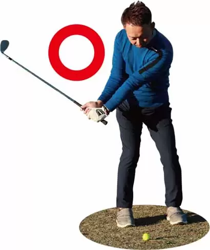 自分の苦手な方向でもクラブを立てたまま下ろせるようにしよう。