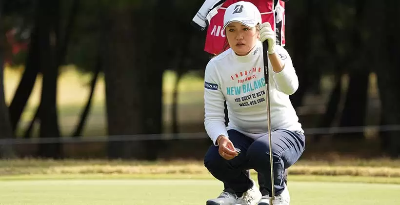 稲見萌寧のパッティングストローク（斜め後方）連続写真【2021年JLPGAツアーチャンピオンシップリコーカップ】