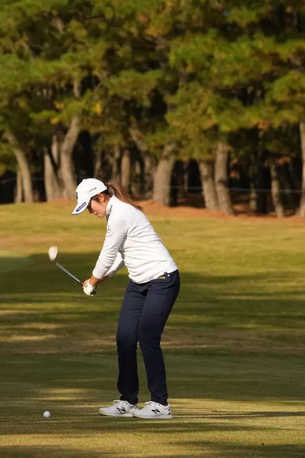 稲見萌寧のウェッジスイング連続写真【2021年JLPGAツアーチャンピオンシップリコーカップ】