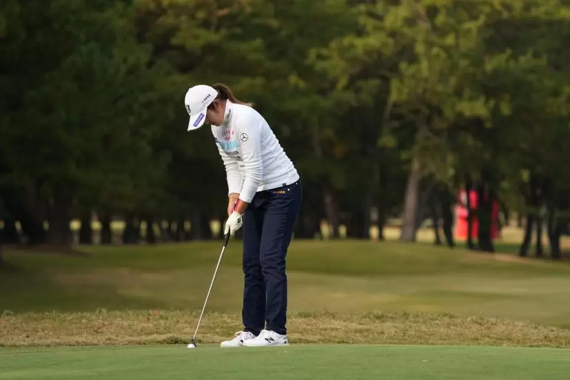 稲見萌寧のパッティングストローク（斜め前方）連続写真【2021年JLPGAツアーチャンピオンシップリコーカップ】