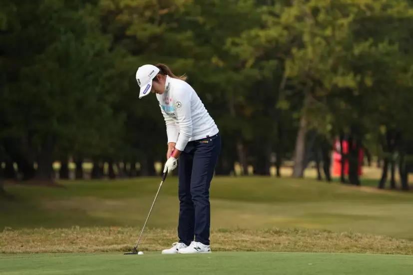 稲見萌寧のパッティングストローク（斜め前方）連続写真【2021年JLPGAツアーチャンピオンシップリコーカップ】