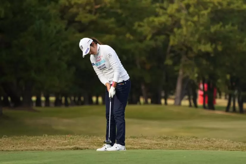 稲見萌寧のパッティングストローク（斜め前方）連続写真【2021年JLPGAツアーチャンピオンシップリコーカップ】