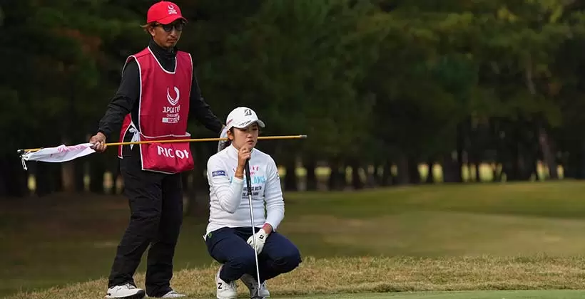 稲見萌寧のパッティングストローク（斜め前方）連続写真【2021年JLPGAツアーチャンピオンシップリコーカップ】