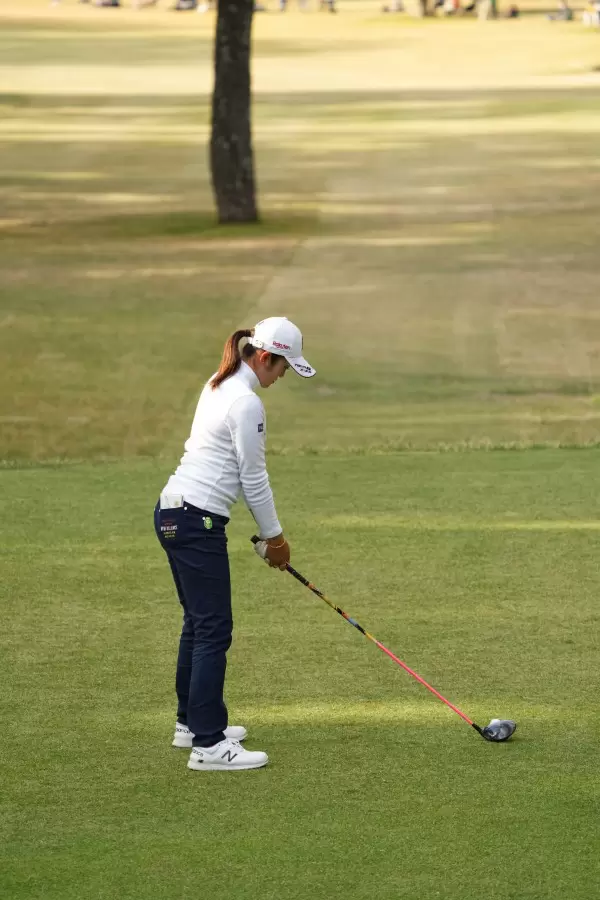 稲見萌寧のドライバースイング（後方）連続写真【2021年JLPGAツアーチャンピオンシップリコーカップ】