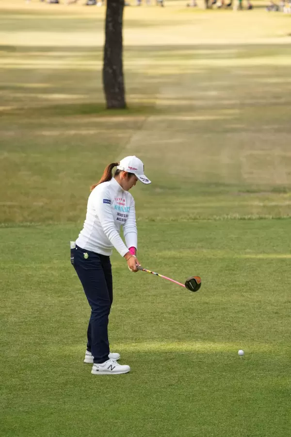 稲見萌寧のドライバースイング（後方）連続写真【2021年JLPGAツアーチャンピオンシップリコーカップ】