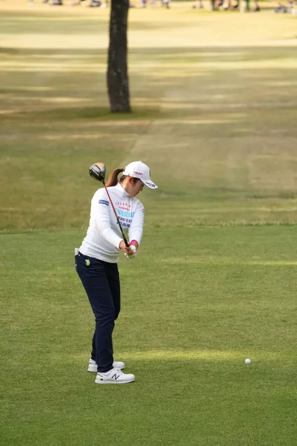 稲見萌寧のドライバースイング（後方）連続写真【2021年JLPGAツアーチャンピオンシップリコーカップ】