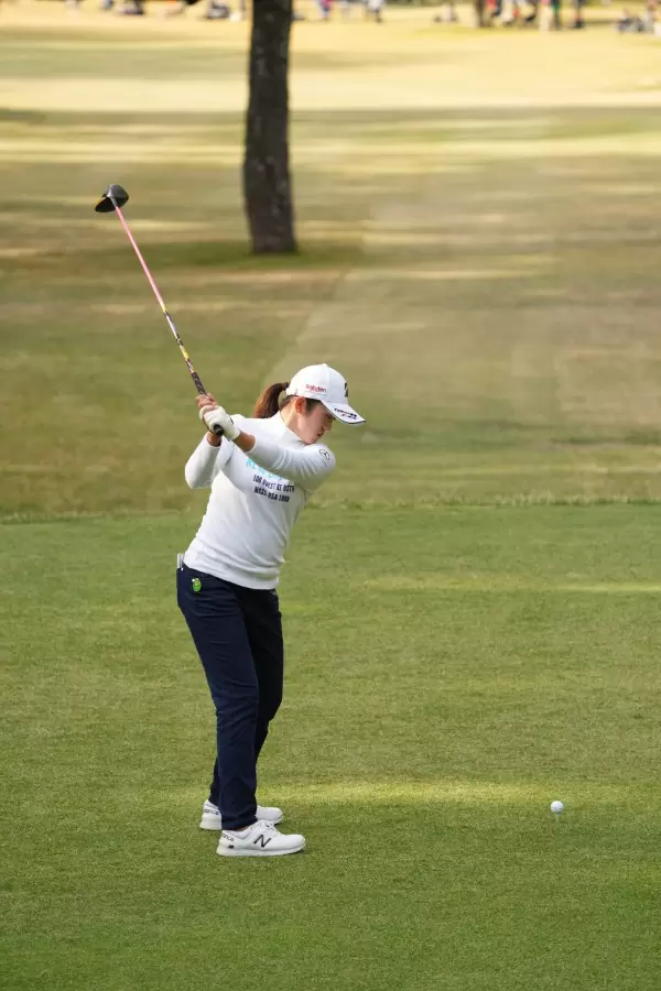 稲見萌寧のドライバースイング（後方）連続写真【2021年JLPGAツアーチャンピオンシップリコーカップ】