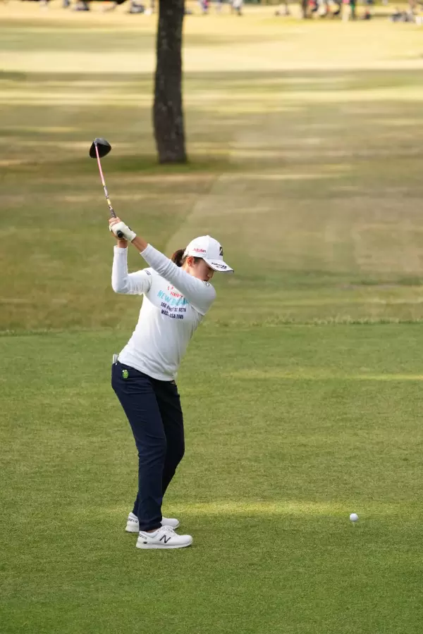 稲見萌寧のドライバースイング（後方）連続写真【2021年JLPGAツアーチャンピオンシップリコーカップ】