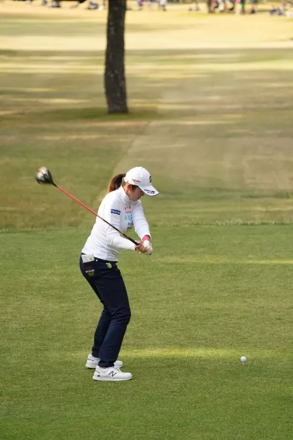 稲見萌寧のドライバースイング（後方）連続写真【2021年JLPGAツアーチャンピオンシップリコーカップ】