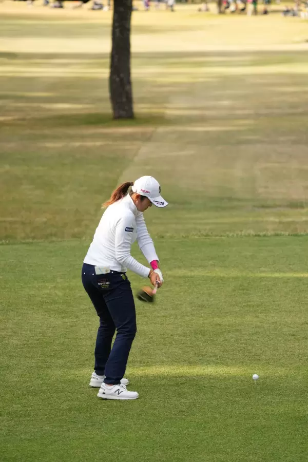 稲見萌寧のドライバースイング（後方）連続写真【2021年JLPGAツアーチャンピオンシップリコーカップ】