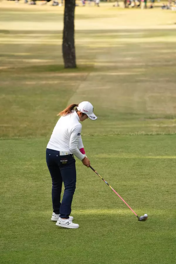 稲見萌寧のドライバースイング（後方）連続写真【2021年JLPGAツアーチャンピオンシップリコーカップ】