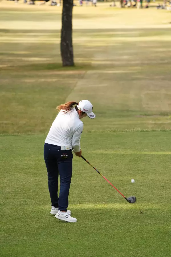 稲見萌寧のドライバースイング（後方）連続写真【2021年JLPGAツアーチャンピオンシップリコーカップ】