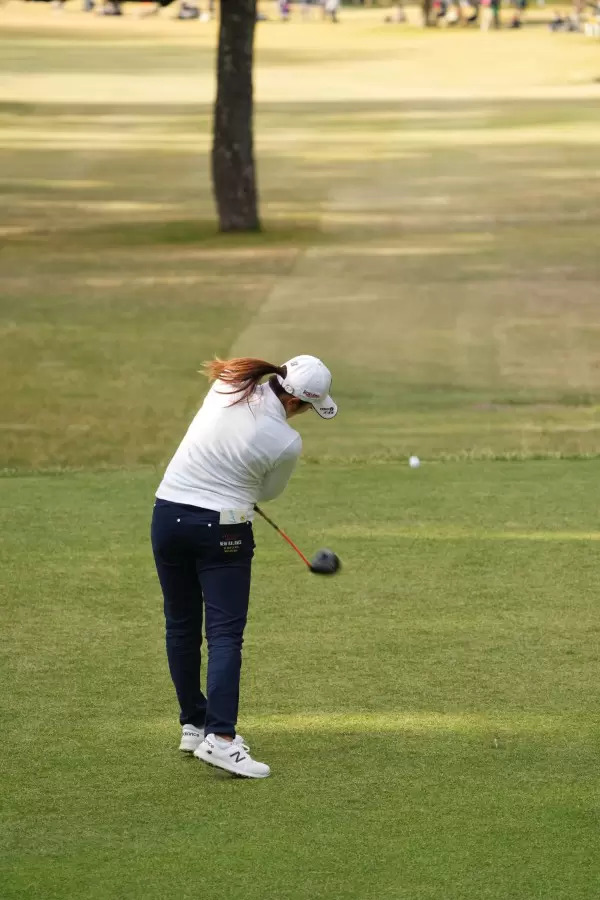 稲見萌寧のドライバースイング（後方）連続写真【2021年JLPGAツアーチャンピオンシップリコーカップ】