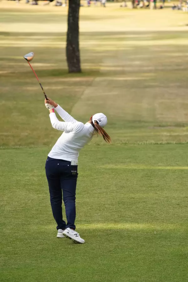 稲見萌寧のドライバースイング（後方）連続写真【2021年JLPGAツアーチャンピオンシップリコーカップ】