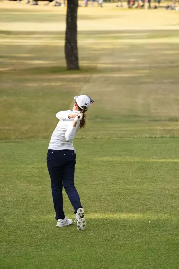 稲見萌寧のドライバースイング（後方）連続写真【2021年JLPGAツアーチャンピオンシップリコーカップ】