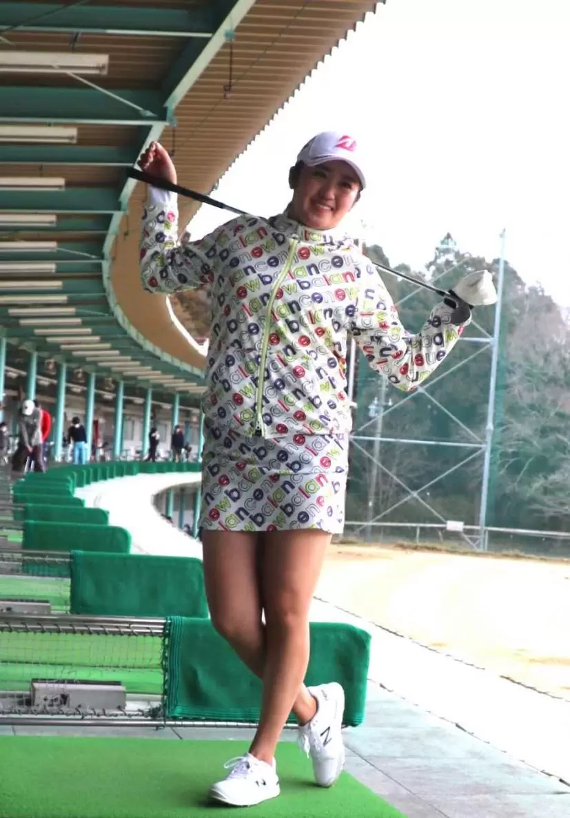 メディア関係者の前でポーズをとる稲見萌寧