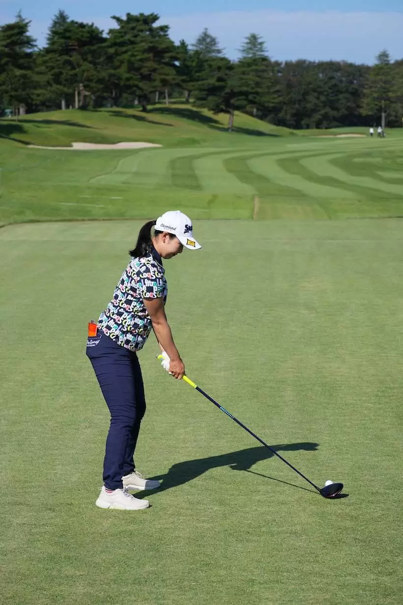 小祝さくら　ドライバー（後方）｜アドレス