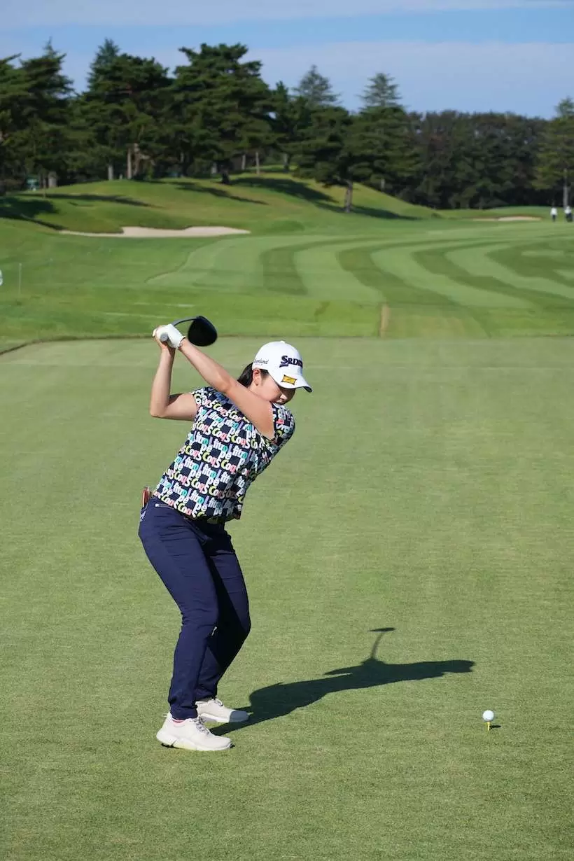 小祝さくら　ドライバー（後方）｜ダウンスイング①