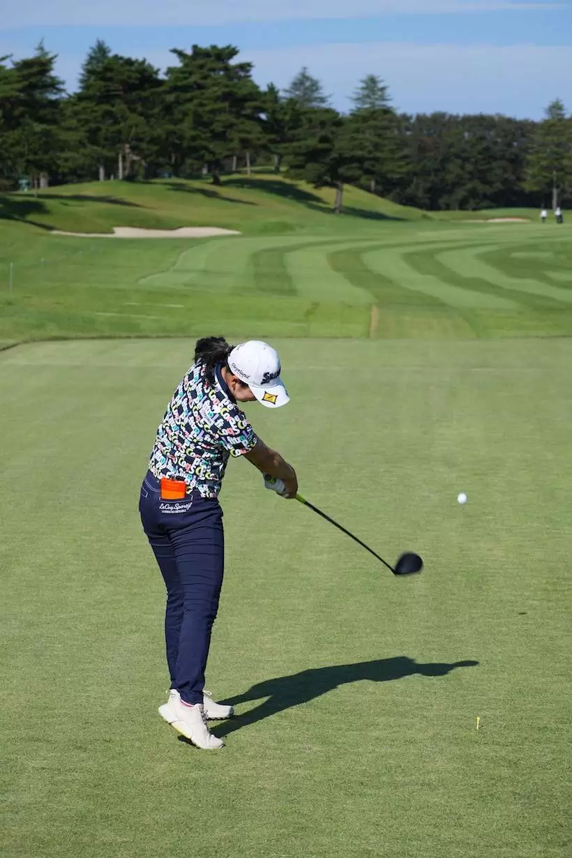 小祝さくら　ドライバー（後方）｜フォロー①