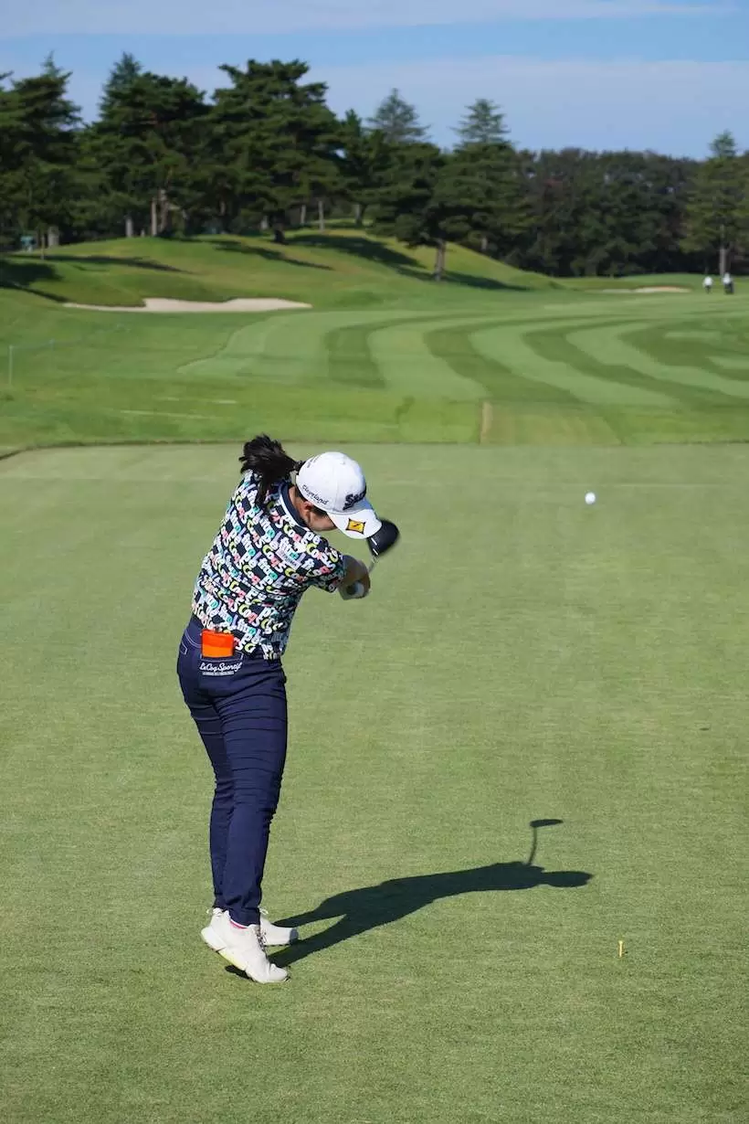 小祝さくら　ドライバー（後方）｜フォロー②