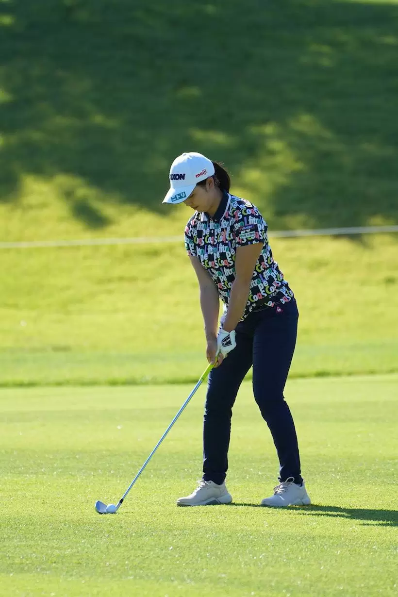 小祝さくら　アイアン（斜め前方）｜アドレス