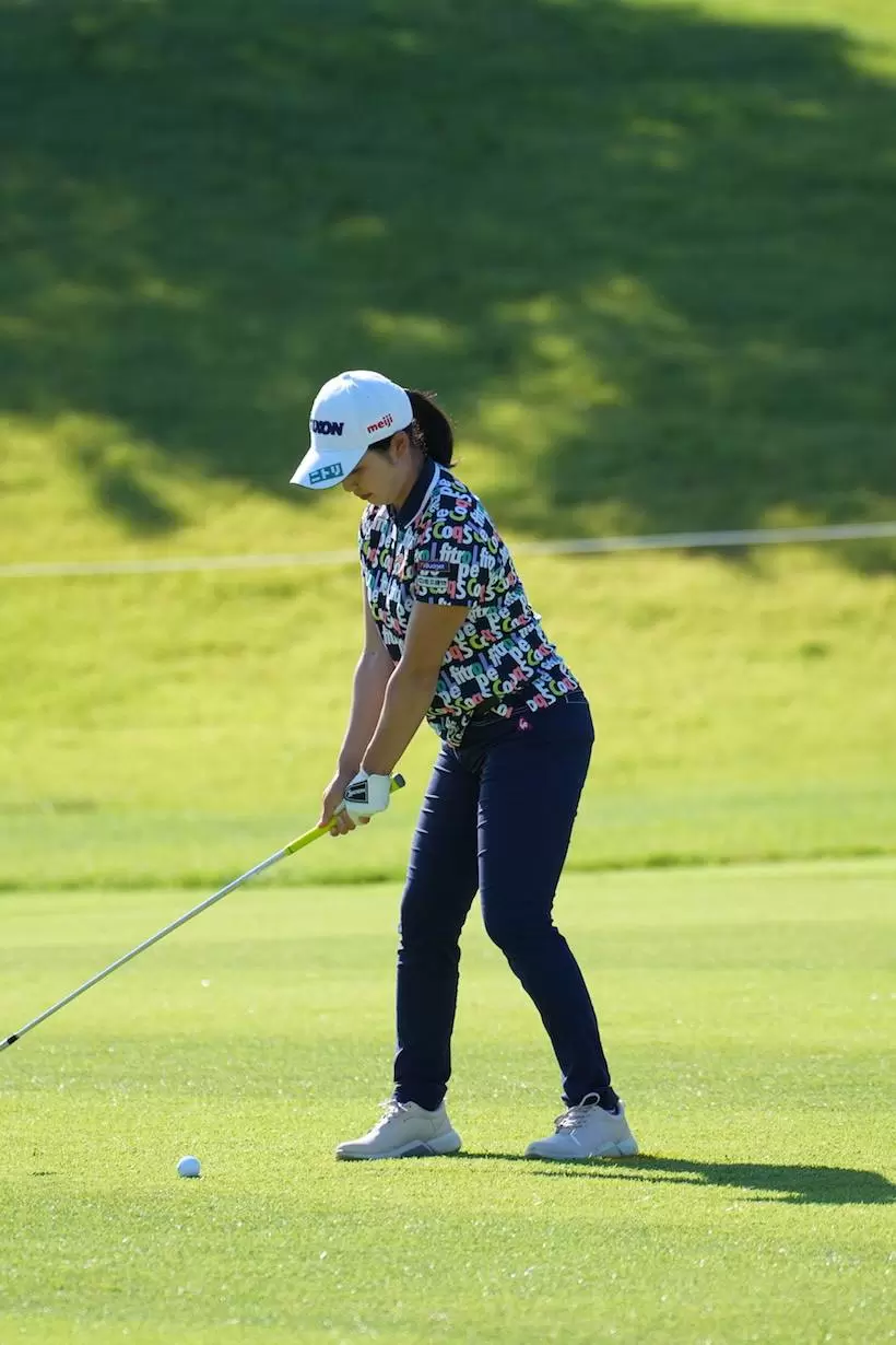 小祝さくら　アイアン（斜め前方）｜バックスイング①