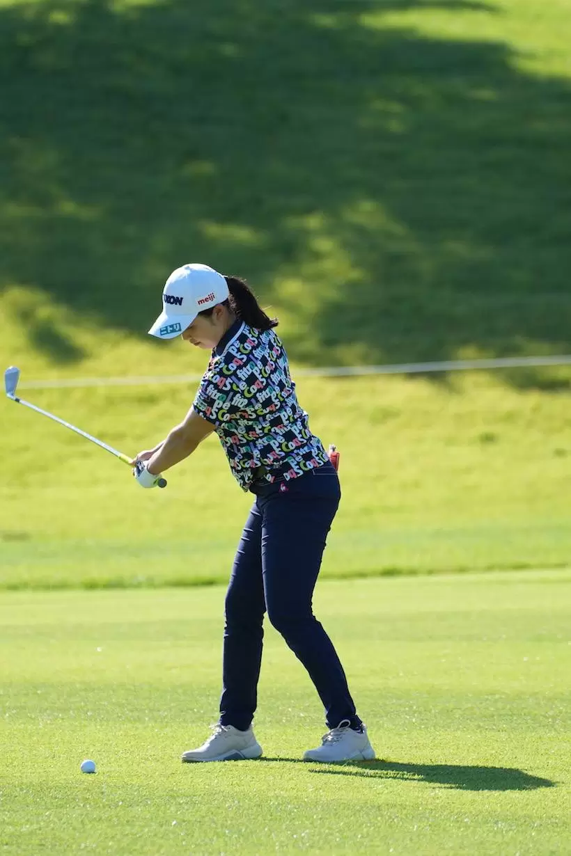 小祝さくら　アイアン（斜め前方）｜バックスイング②