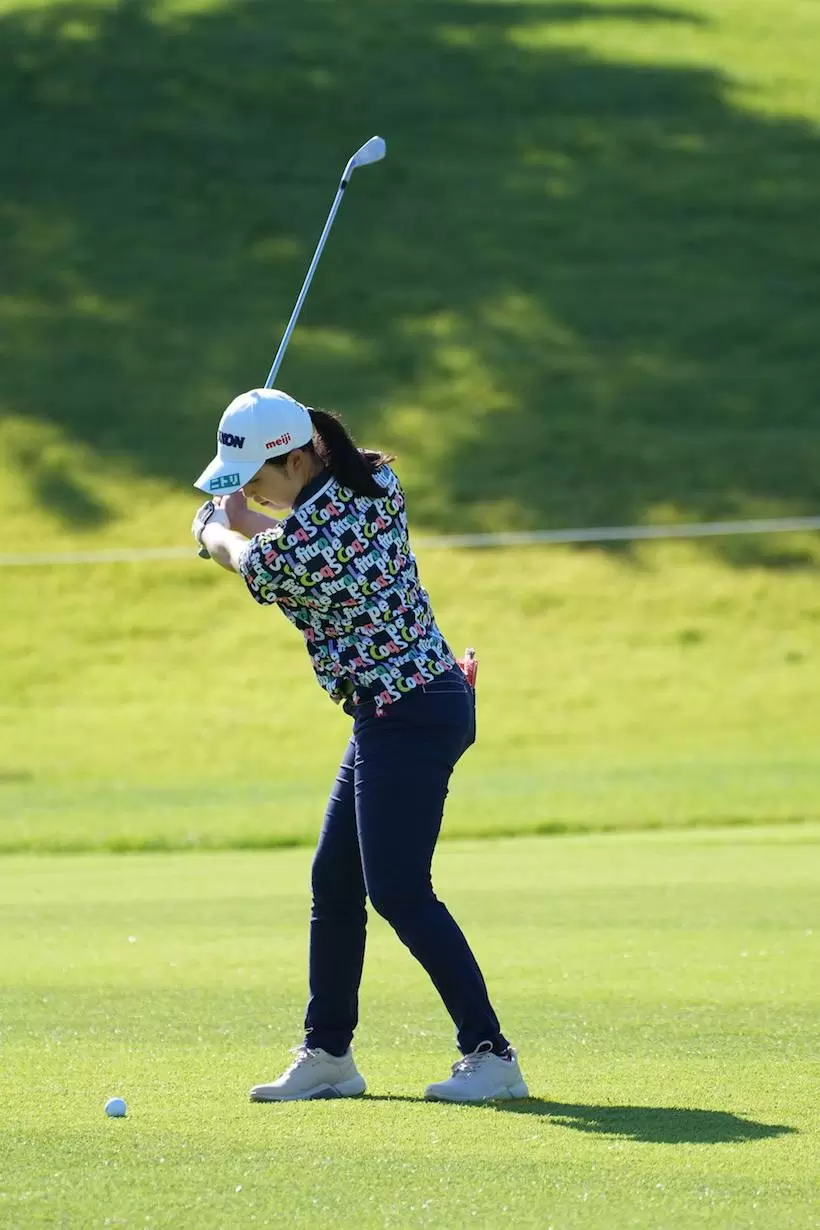 小祝さくら　アイアン（斜め前方）｜バックスイング③