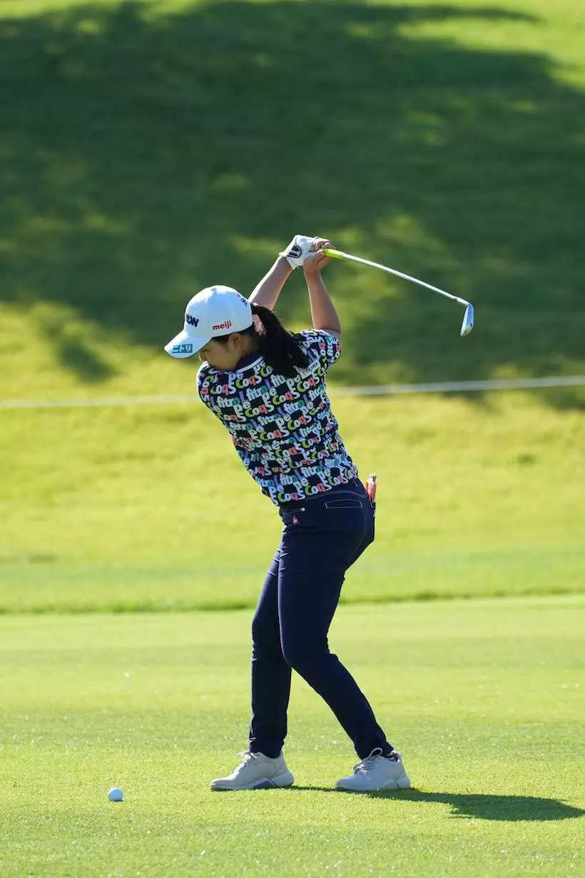 小祝さくら　アイアン（斜め前方）｜切り返し（トップ）