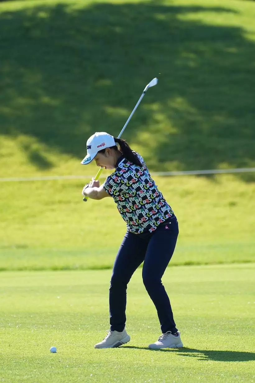 小祝さくら　アイアン（斜め前方）｜ダウンスイング①