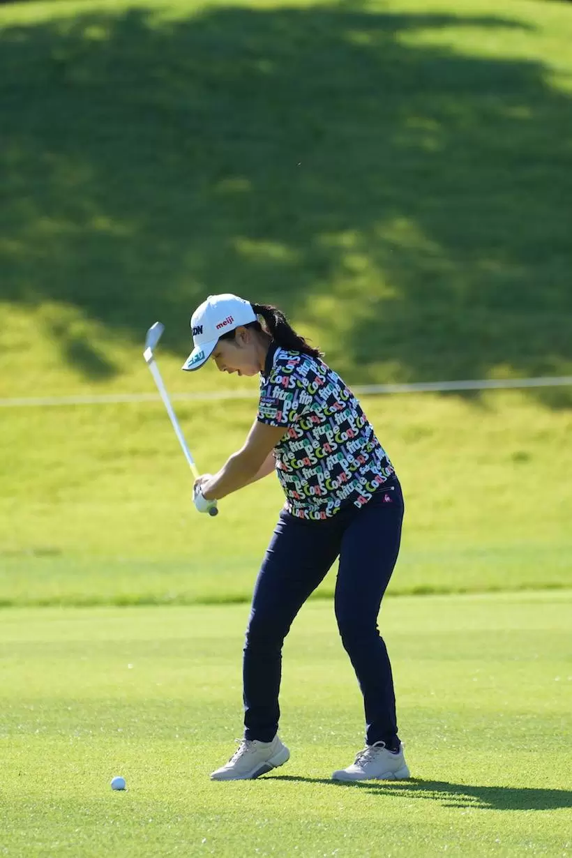 小祝さくら　アイアン（斜め前方）｜ダウンスイング②