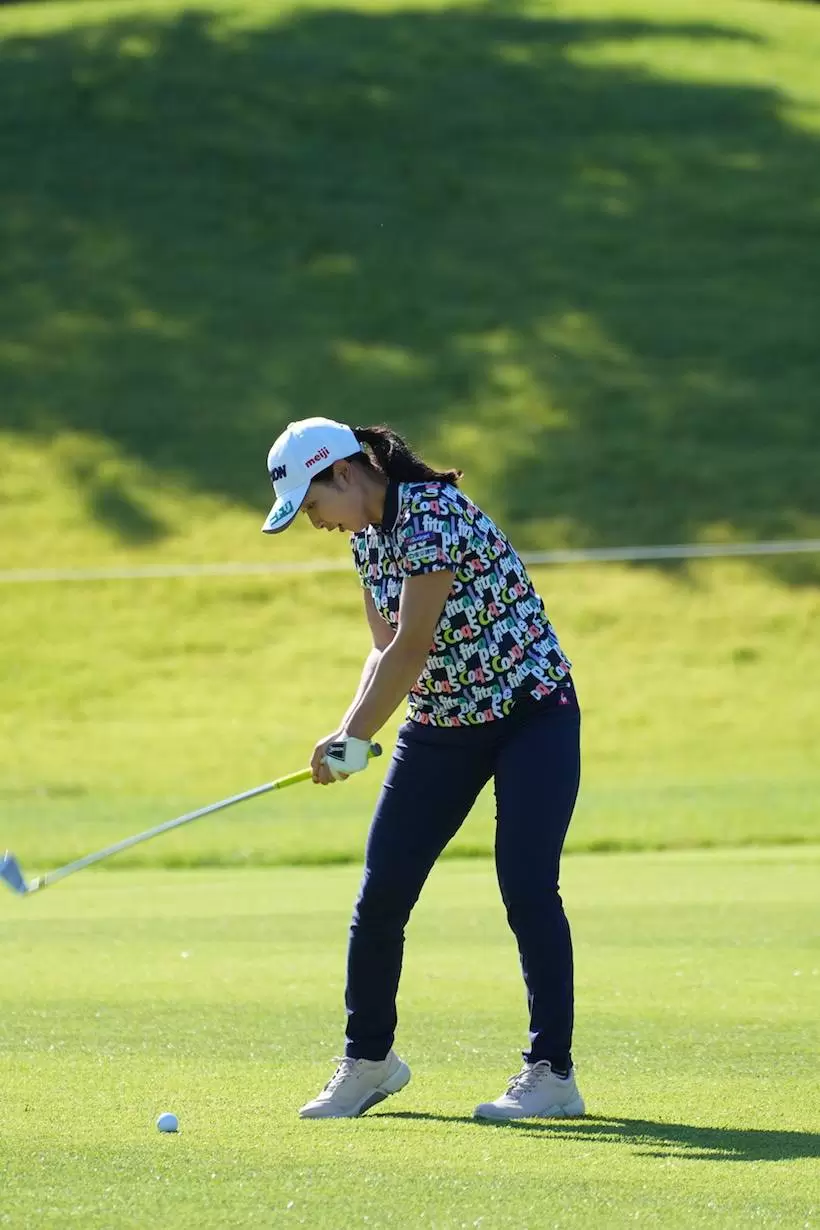 小祝さくら　アイアン（斜め前方）｜ダウンスイング③