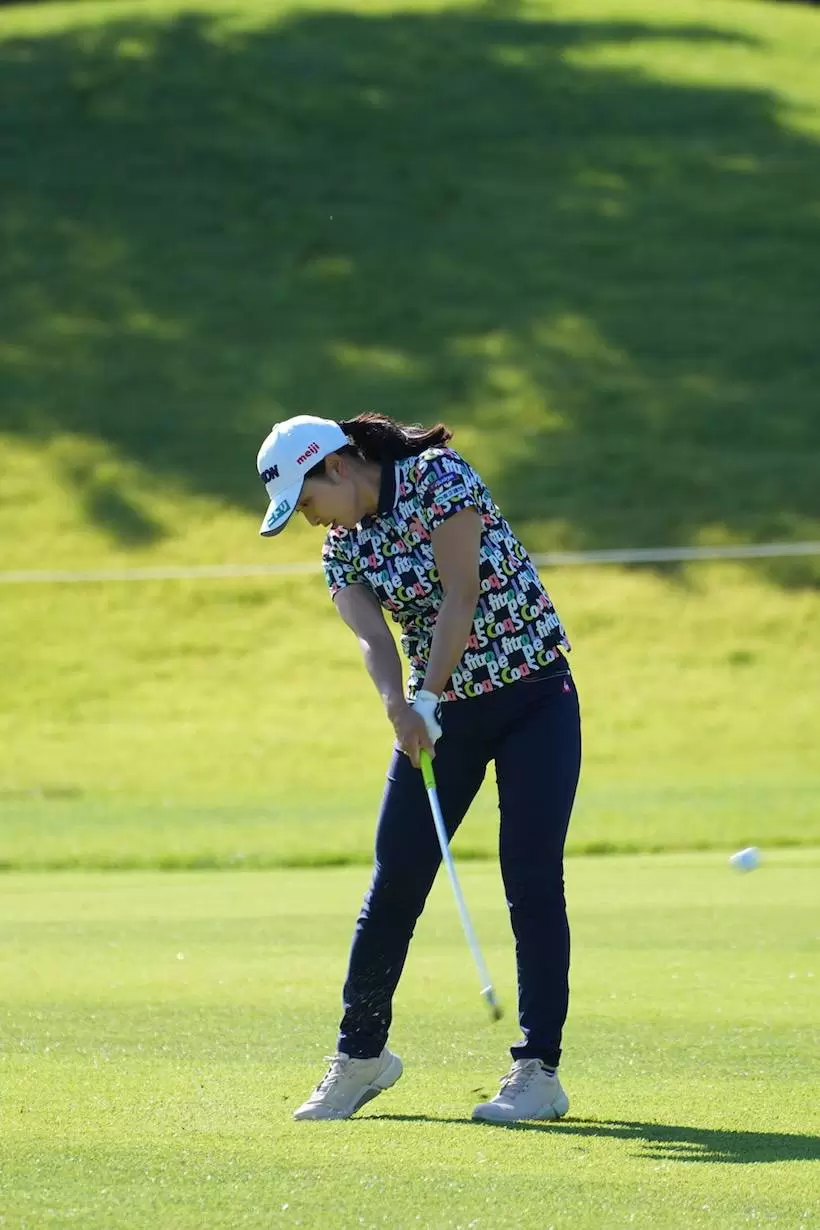 小祝さくら　アイアン（斜め前方）｜フォロー①