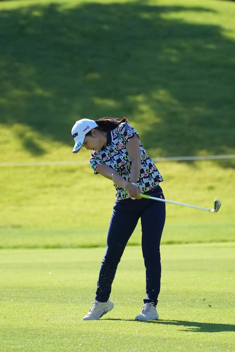 小祝さくら　アイアン（斜め前方）｜フォロー②