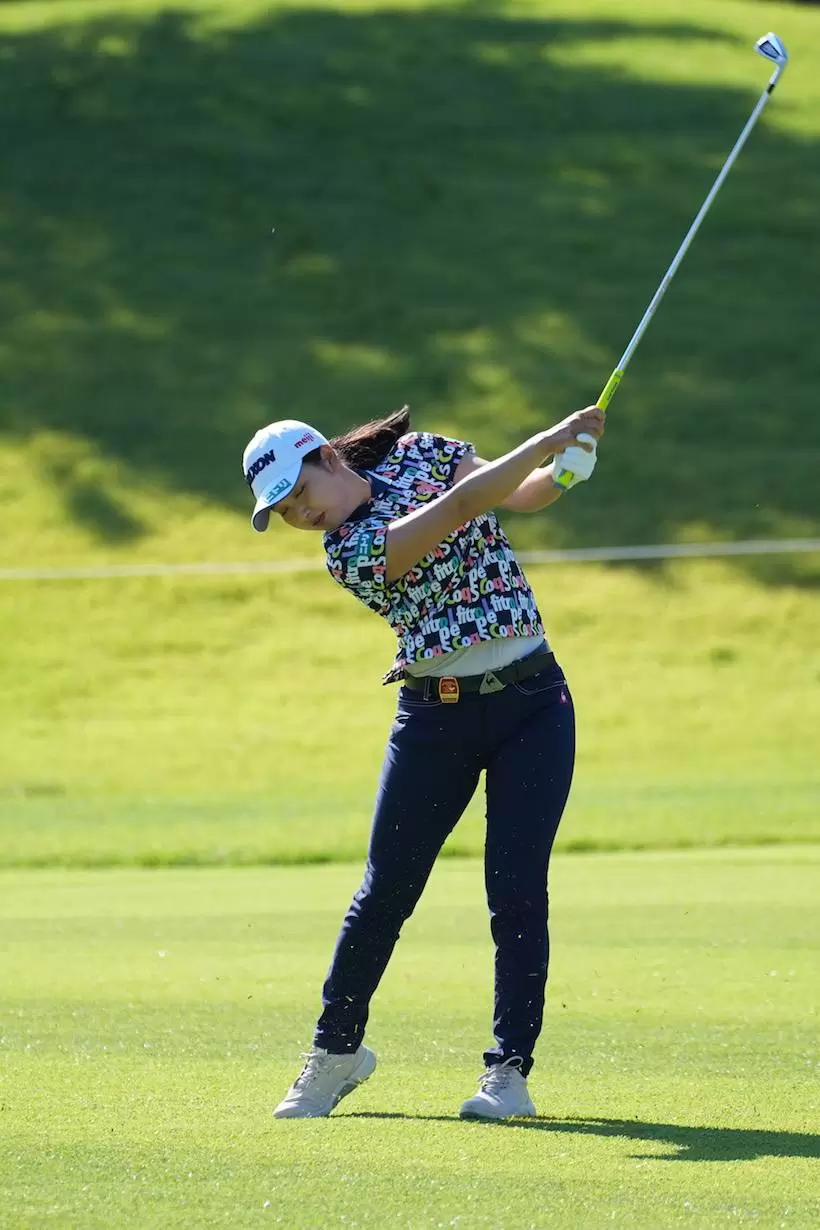 小祝さくら　アイアン（斜め前方）｜フォロー③