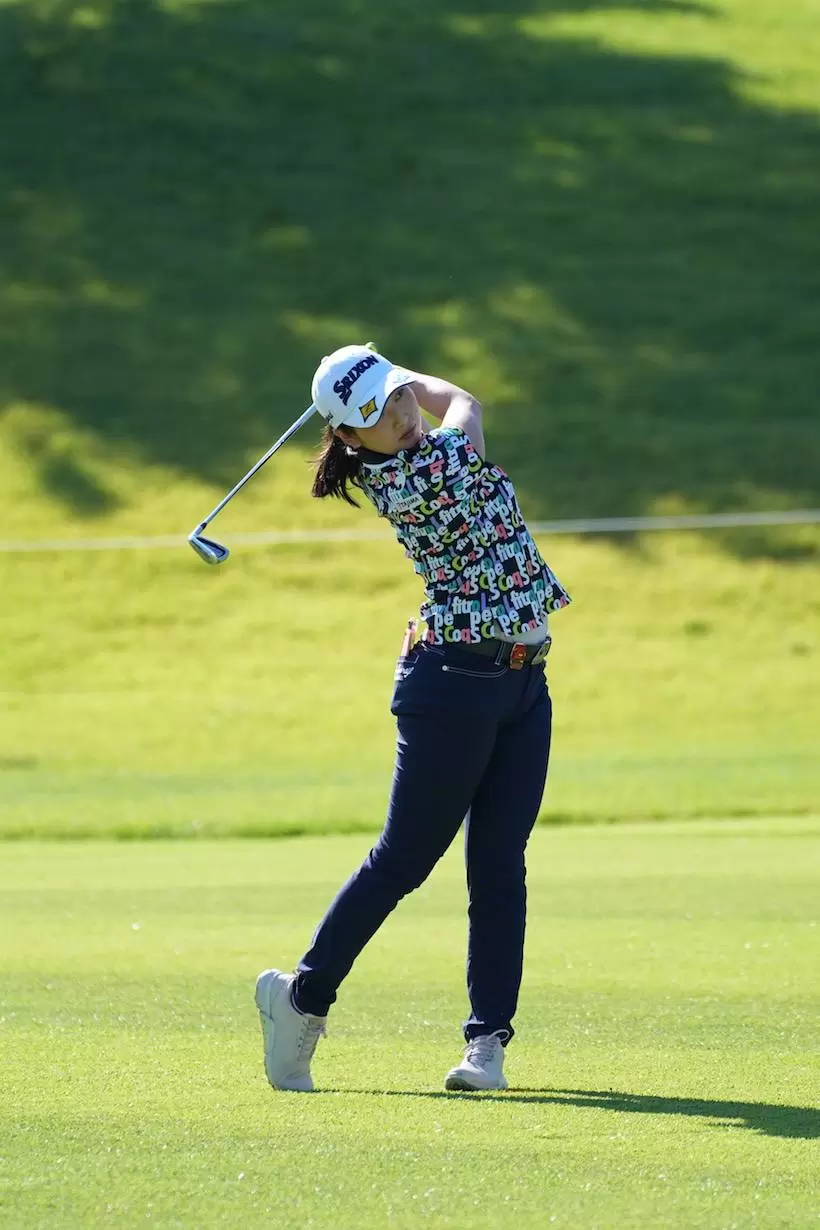 小祝さくら　アイアン（斜め前方）｜フィニッシュ