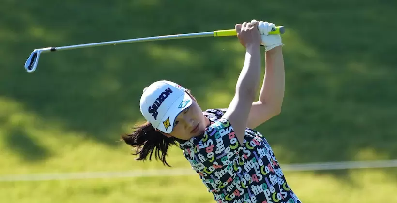 小祝さくらのアイアンスイング（斜め前方）連続写真【2021日本女子オープン】