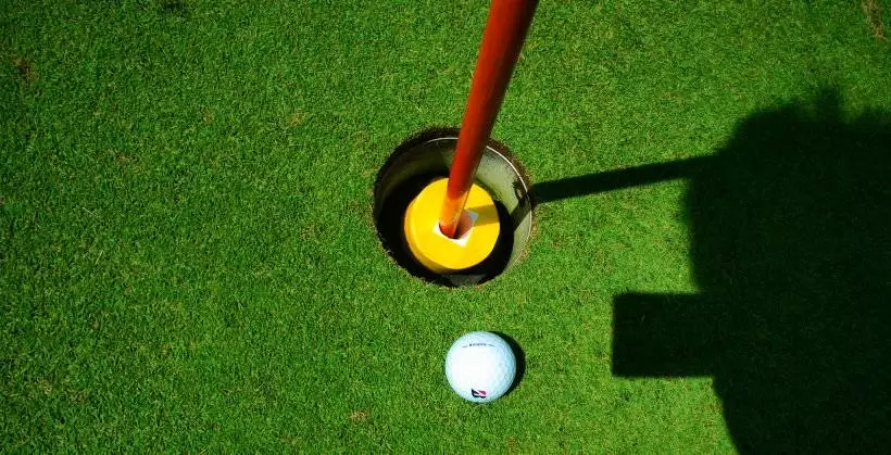 カップインしそうなボールの写真