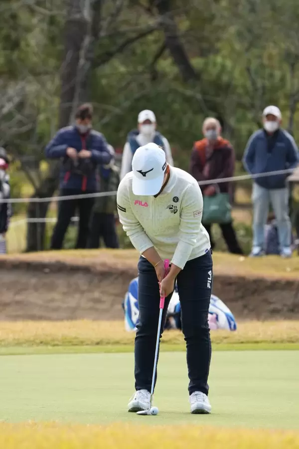 西郷真央のパッティングストローク（前方）連続写真【2021年JLPGAツアーチャンピオンシップリコーカップ】