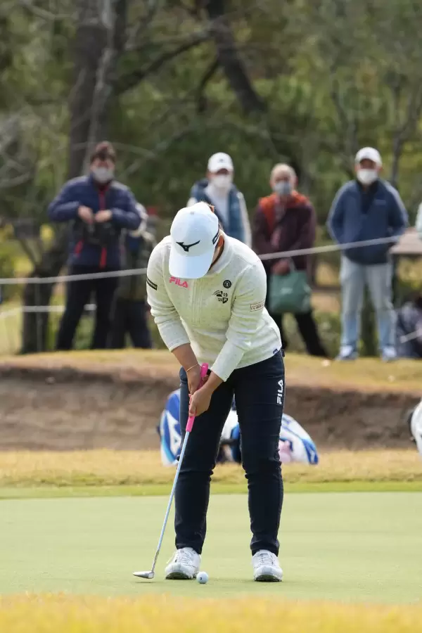 西郷真央のパッティングストローク（前方）連続写真【2021年JLPGAツアーチャンピオンシップリコーカップ】