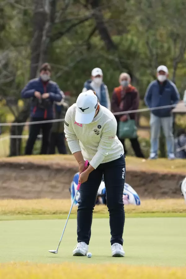 西郷真央のパッティングストローク（前方）連続写真【2021年JLPGAツアーチャンピオンシップリコーカップ】