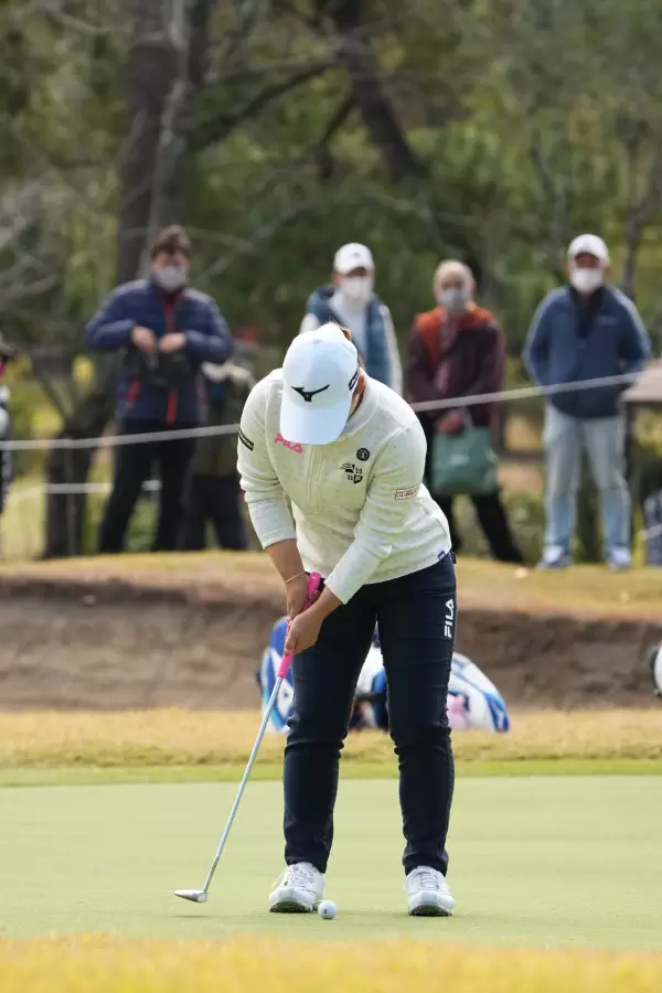 西郷真央のパッティングストローク（前方）連続写真【2021年JLPGAツアーチャンピオンシップリコーカップ】