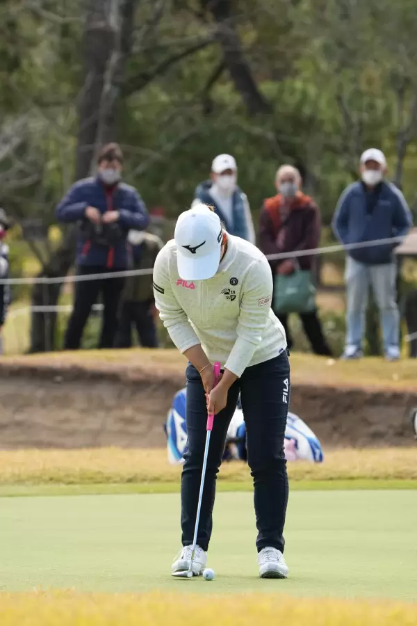 西郷真央のパッティングストローク（前方）連続写真【2021年JLPGAツアーチャンピオンシップリコーカップ】