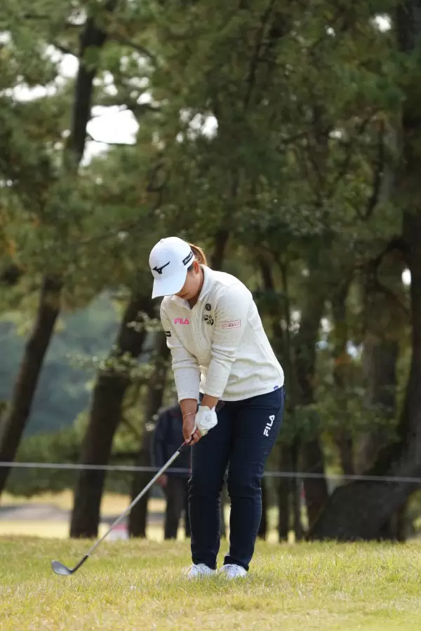 西郷真央のウェッジスイング（アプローチ）連続写真【2021年JLPGAツアーチャンピオンシップリコーカップ】