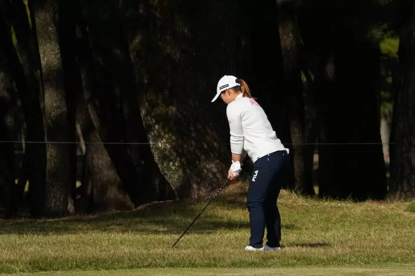 西郷真央のユーティリティスイング（ラフ）連続写真【2021年JLPGAツアーチャンピオンシップリコーカップ】